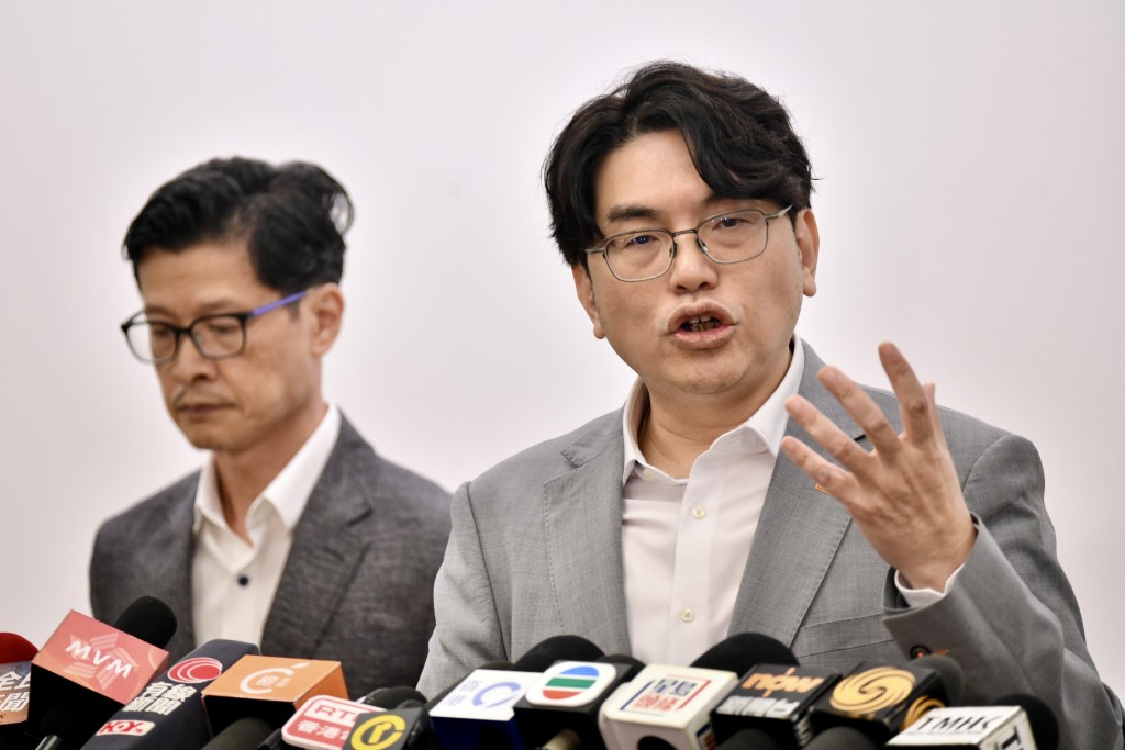 黃恩諾重申黑點即瀝青是惰性物料,對健康不構成危害。 黃恩諾重申黑點即瀝青是惰性物料,對健康不構成危害。