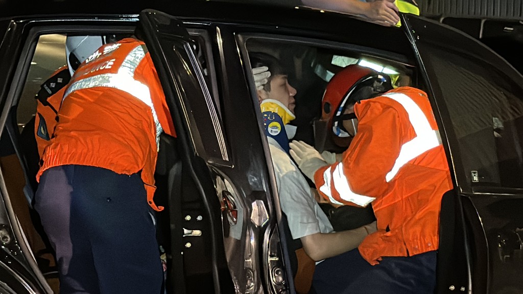 私家車司機一度被困車內，要由救護員救出送院。