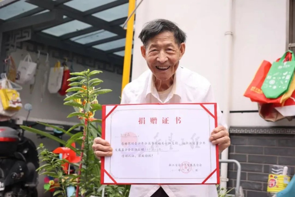 91岁老翁是浙大的退休教师。