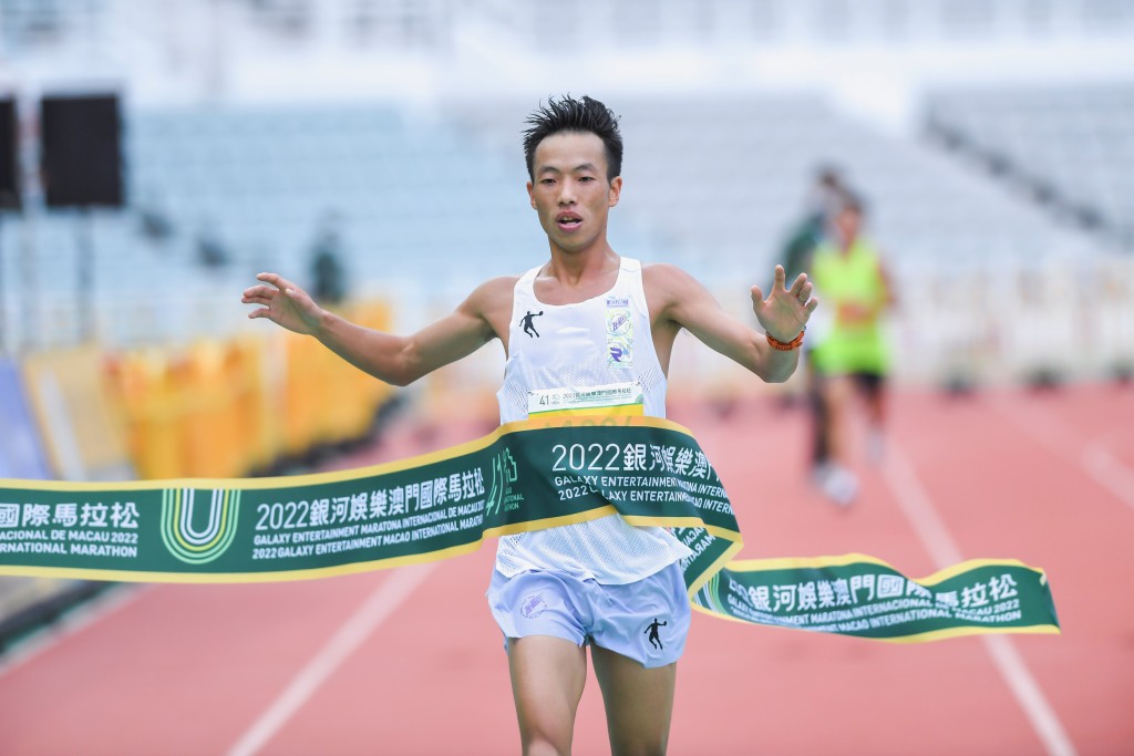 中國長跑好手管油勝，以2小時19分03秒奪得男子組全程馬拉松金牌。公關提供圖片