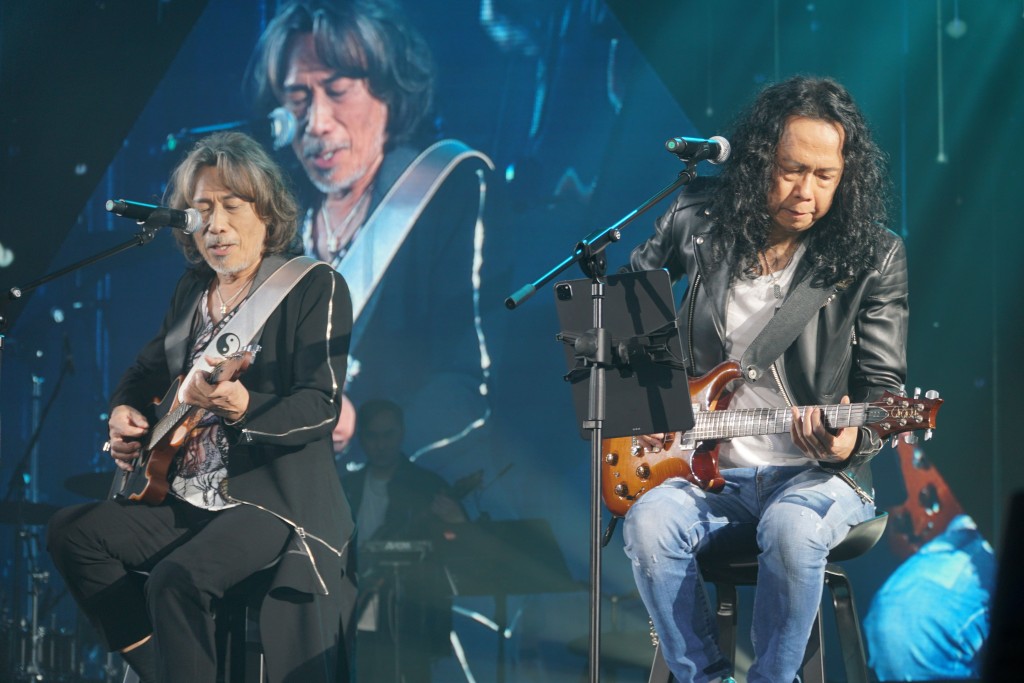 邓建明负伤上阵，亦无碍发挥多次Solo弹奏结他。