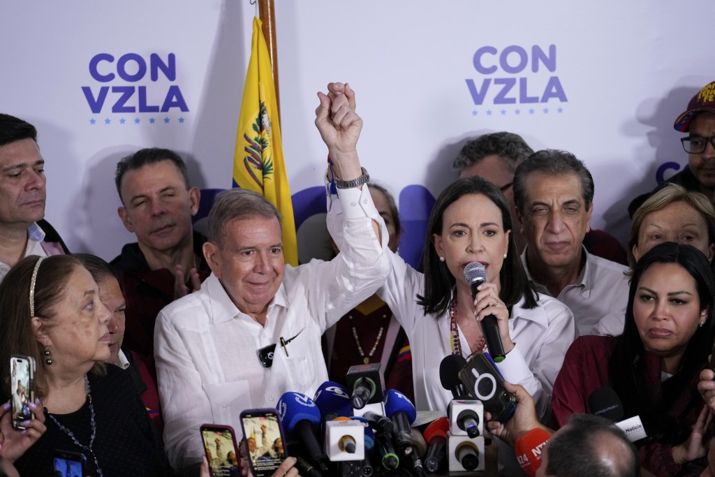 反对派联盟推举的候选人冈萨雷斯（左）举行记者会，宣布获胜。美联社