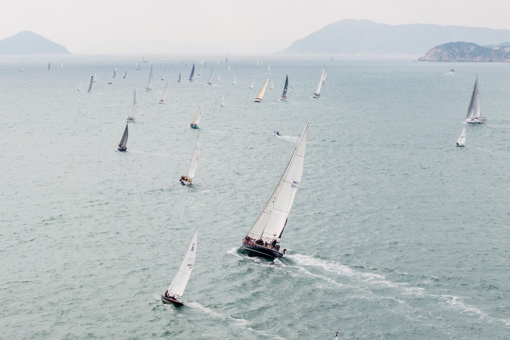 香港游艇会周日(29 日)举行帆船香港 环岛大赛，赛事由新鸿基公司赞助。
