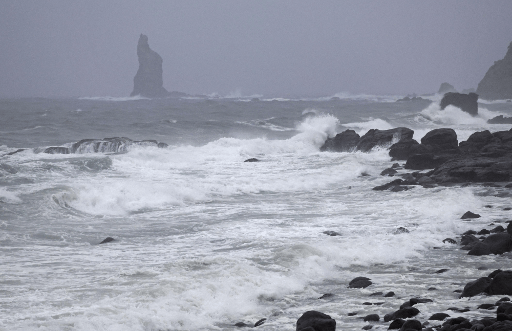 颱風「珊珊」28日逼近日本九州鹿兒島縣。 路透社