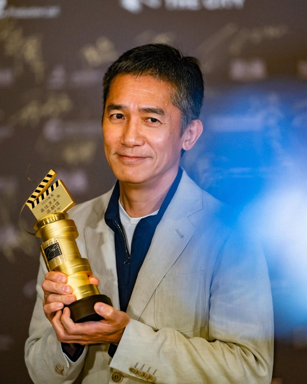 梁朝伟在导演会颁奖礼上凭《金手指》夺得“最佳男主角”。