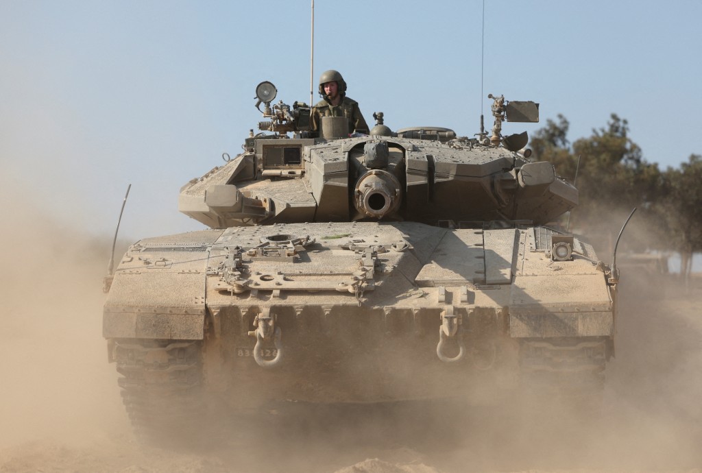 以色列坦克在加沙边境附近演习，地面入侵蓄势待发。路透社
