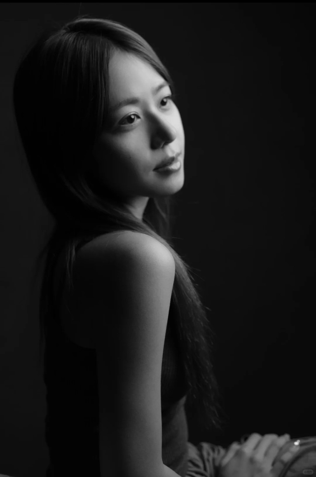今日（7日），莊子璇在小紅書上晒出多張黑白大頭寫真相，有感而發並透露莊爸爸身體狀況欠佳，疑似病重。