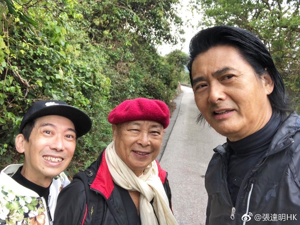 達明會隨發哥、鮑起靜等行山做運動。