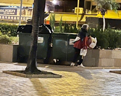 有網民目睹婆婆翻找垃圾桶翻找吃剩的飯盒，感到非常心酸。網民王日權圖片