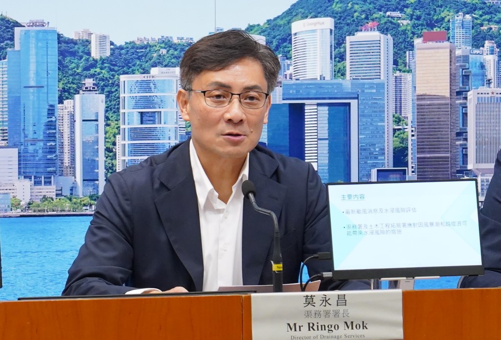莫永昌表示,受顯著風暴潮影響,預計周三上午本港沿岸增水約2米,最高水位普遍可達海圖基準面以上約3.5米至4米。葉偉豪攝 莫永昌表示,受顯著風暴潮影響,預計周三上午本港沿岸增水約2米,最高水位普遍可達海圖基準面以上約3.5米至4米。葉偉豪攝