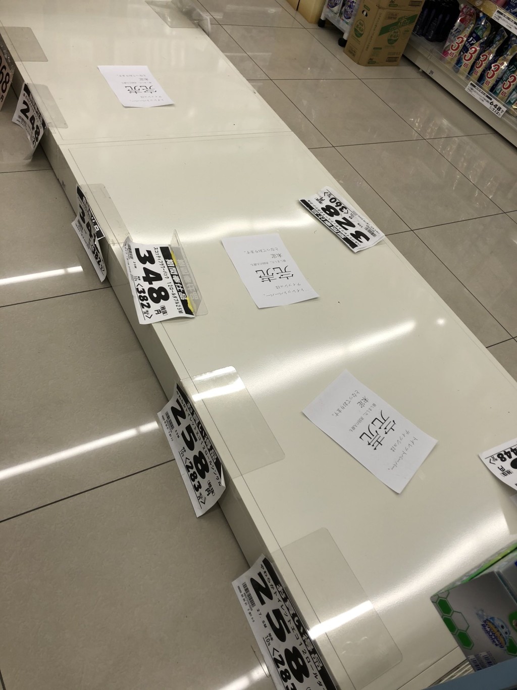 日本各地出現廁紙搶購潮，就連衛生巾亦被搶空。網圖