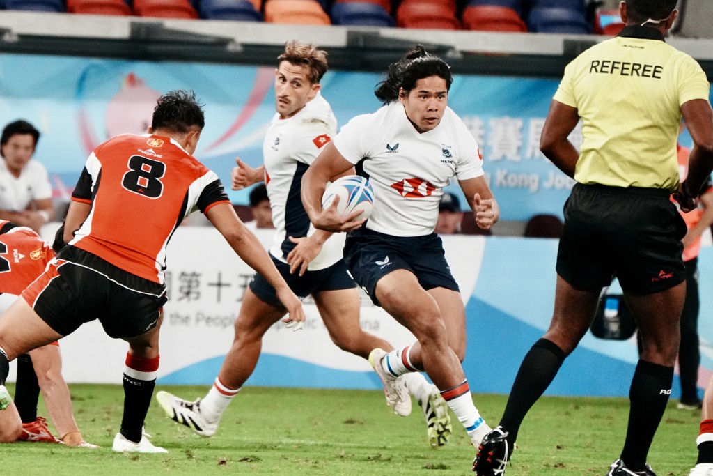 港男子隊旗開得勝。