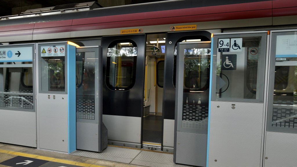 港铁指将在东铁綫13个车站，加装约1600对自动月台闸门，整体工程耗资约5.1亿元。梁誉东摄