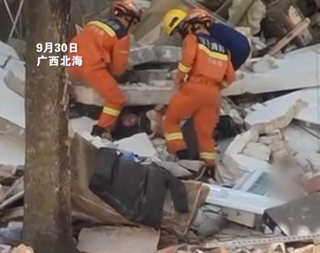有人被建築碎塊壓住，消防員醫護人員緊張營救。
