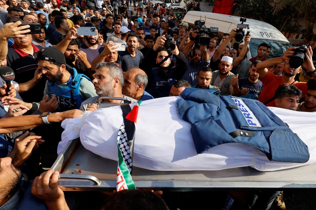 记者穆罕默德·阿布·哈塔布葬礼在加沙举行，不沙同行到来送行。　路透社