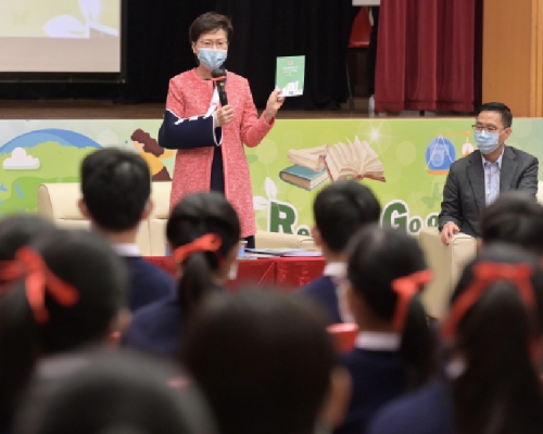 林鄭月娥今日向學生介紹《施政報告》。政府新聞處圖片