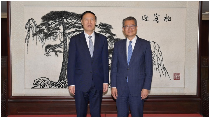陳茂波(右)與國務院國有資產監督管理委員會副主仼趙世堂(左)會面。