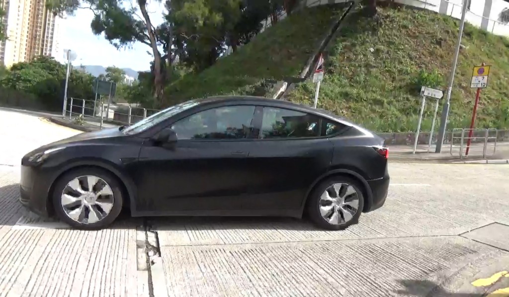 下午1時許，有私家車離開殮房。