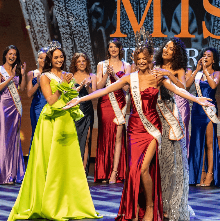 科勒夺荷兰小姐，由应届环球小姐、菲律宾裔美籍佳丽加布里尔，以及卸任荷兰小姐穆迪一同加冕。IG