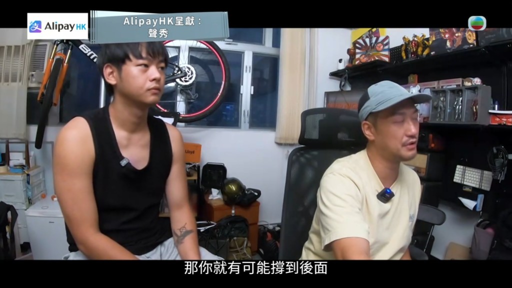身為導師的吳浩康為小林練習。