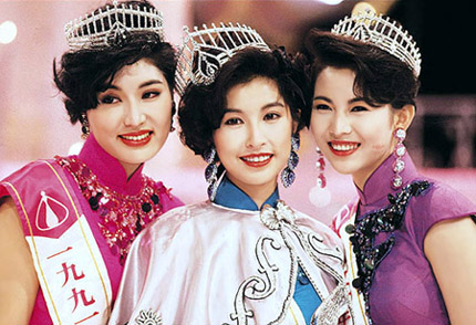 1991年香港小姐冠軍郭藹明（中）、亞軍周嘉玲（左）及季軍蔡少芬。