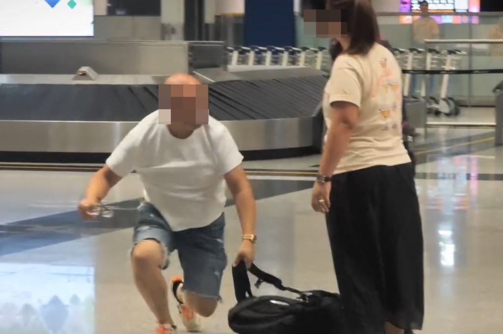事件疑似因阻路,阻著拿行李而起,回應的網卻 突破盲點地質疑「明明咁多地方可以拎到行李, 話人阻住佢」、「成個行李帶咁長,剩係一個位 有得拎?定係你行李一出嚟就要俾你拎先?」。Threads截圖 事件疑似因阻路,阻著拿行李而起,回應的網卻 突破盲點地質疑「明明咁多地方可以拎到行李, 話人阻住佢」、「成個行李帶咁長,剩係一個位 有得拎?定係你行李一出嚟就要俾你拎先?」。Threads截圖
