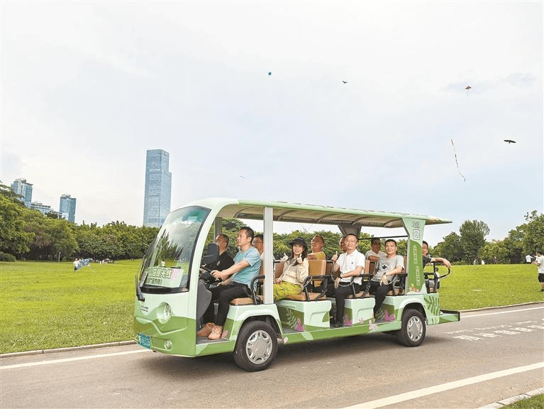 在安全和有餘座的情況下，觀光電動車招手即停。