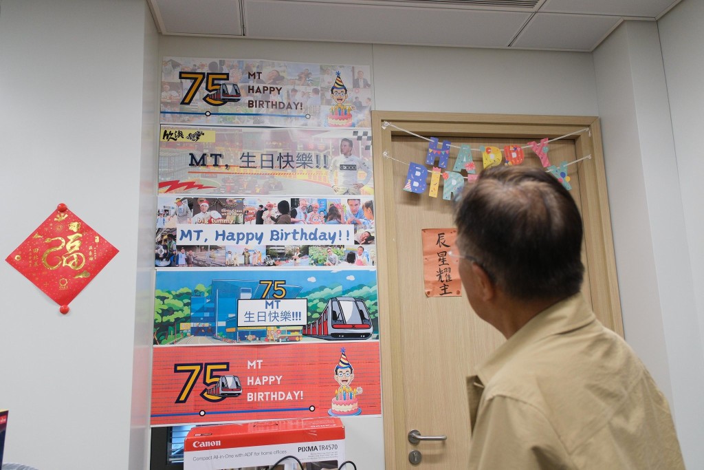 今年的蛋糕上展示了他一直努力推動的多項惠民政策。田北辰FB圖片