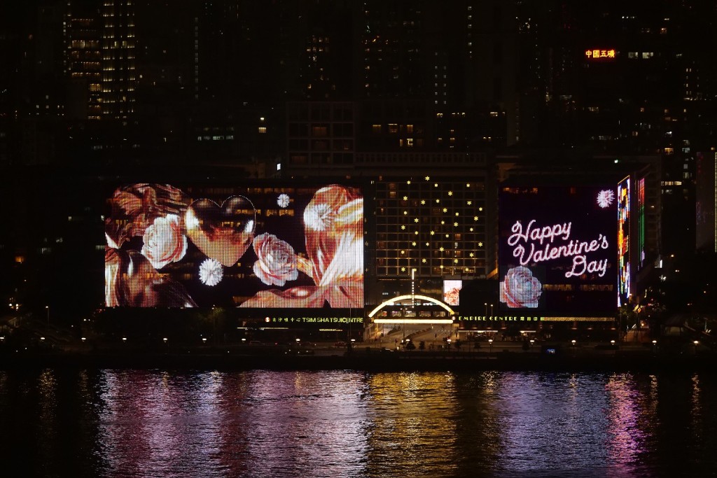 信和「Love in the City」活動有機會免費贏取於巨型LED幕牆「示愛」的機會。