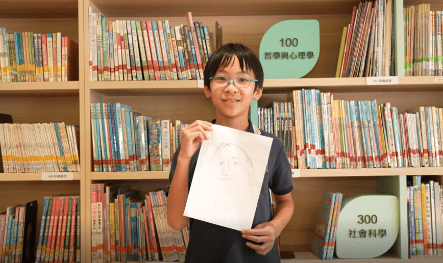 學生鐘朗溢描繪了父親的樣貌,因為父親經常帶他到處遊玩,因此他對父親非常喜愛。 學生鐘朗溢描繪了父親的樣貌,因為父親經常帶他到處遊玩,因此他對父親非常喜愛。