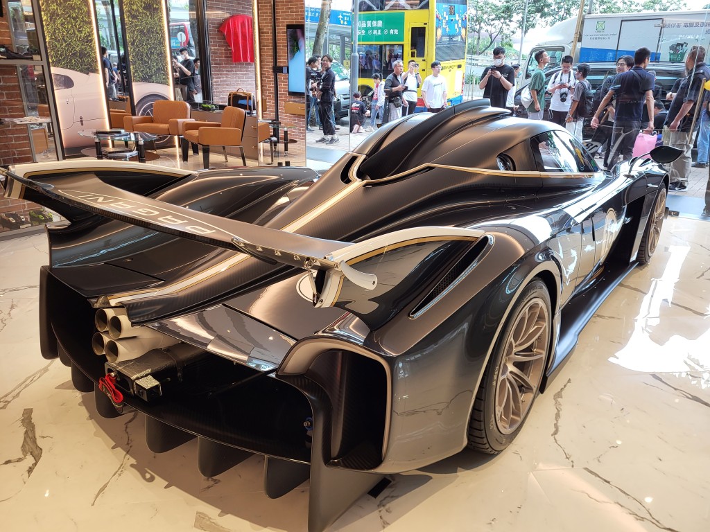 Pagani香港新店開幕，特別展出Huayra R賽道車。