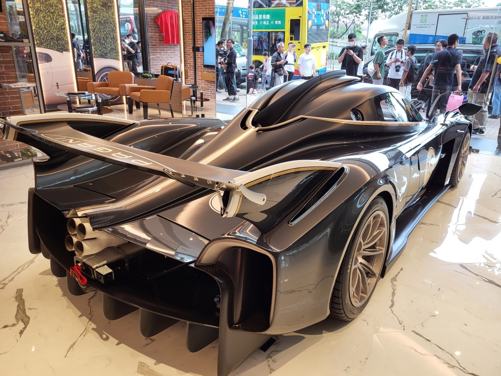 Pagani香港新店开幕，特别展出Huayra R赛道车。