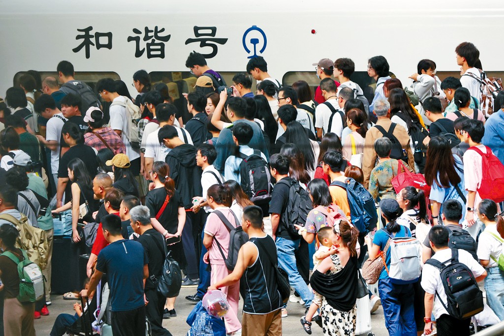 江蘇南京高鐵站迎來黃金周出行人潮。