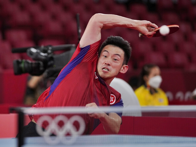 乒乓球男單港隊代表黃鎮廷不敵中華台北的莊智淵，未能晉級。AP圖片