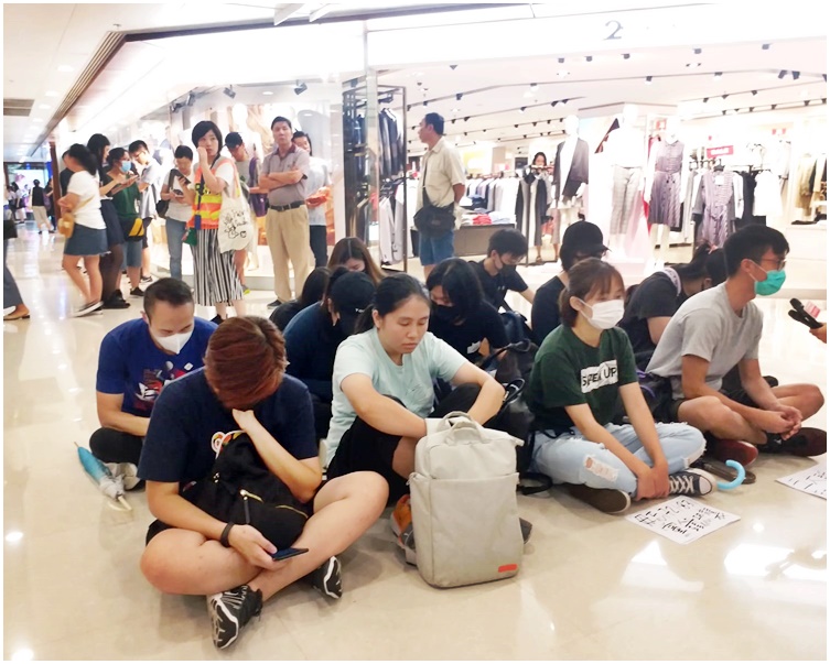 有人在商場內靜坐。