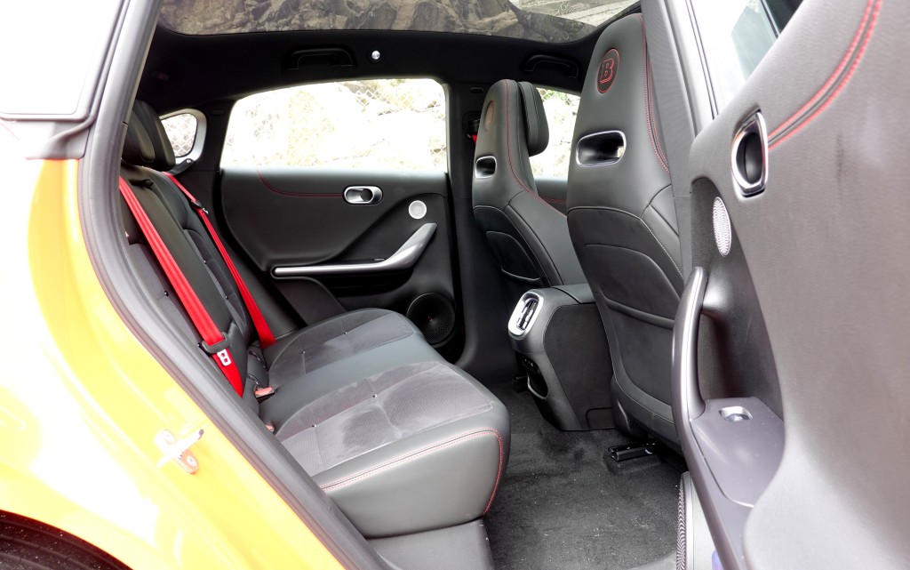 smart #3 Brabus電動四驅SUV 1.6平方米的全景式玻璃頂的加持，予人視野廣闊無壓迫感。