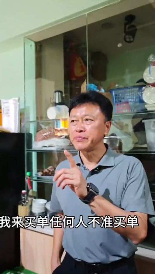 高洪波帶頭消費請食飯。抖音