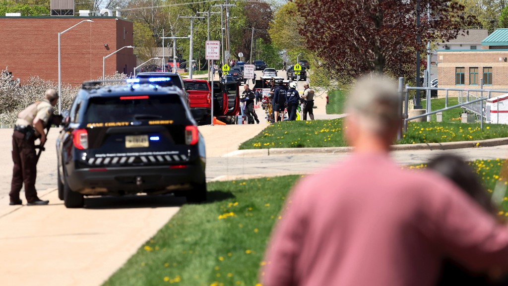 大批警員趕到校外，處置了一名手持長槍的14歲學生。 美聯社