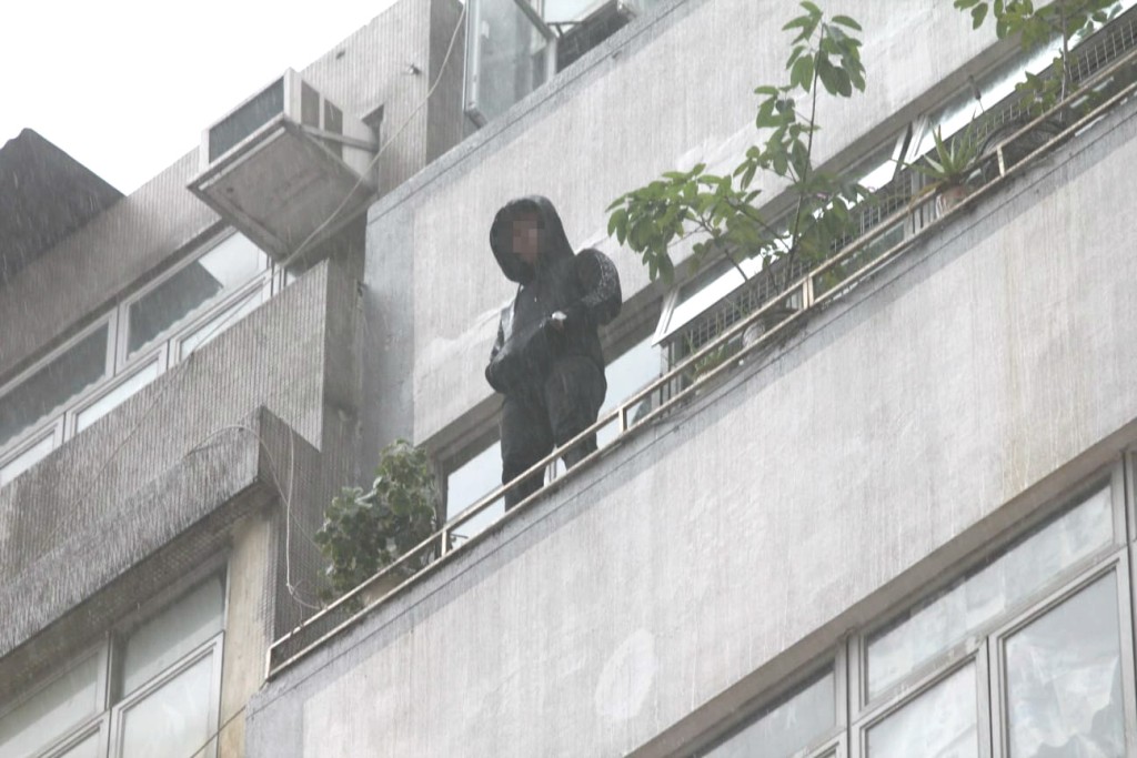 男子危站大廈外。