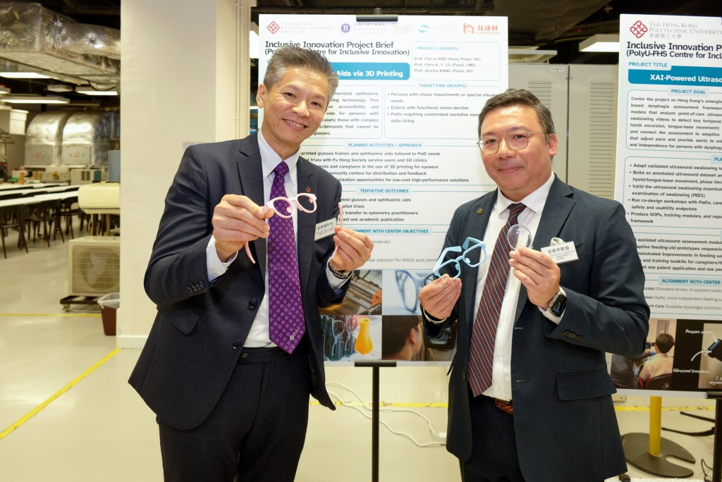 盧教授（右）聯同紀家樹教授（左）領導研發3D打印眼科視光輔助器具，利用 3D 打印技術為殘疾人士獨特視覺需求，度身訂造專屬眼科輔具，全面提升視覺無障礙體驗。