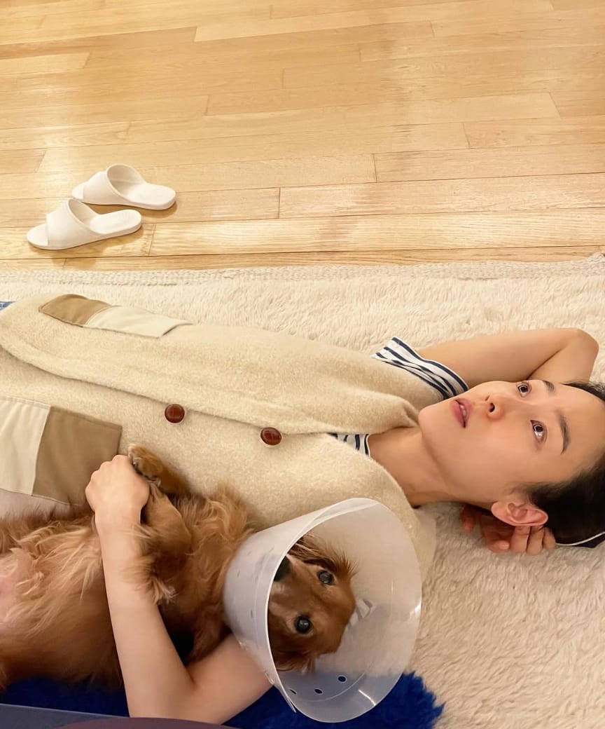 徐玄振不時在社交平台分享與愛犬的家居生活。 徐玄振不時在社交平台分享與愛犬的家居生活。