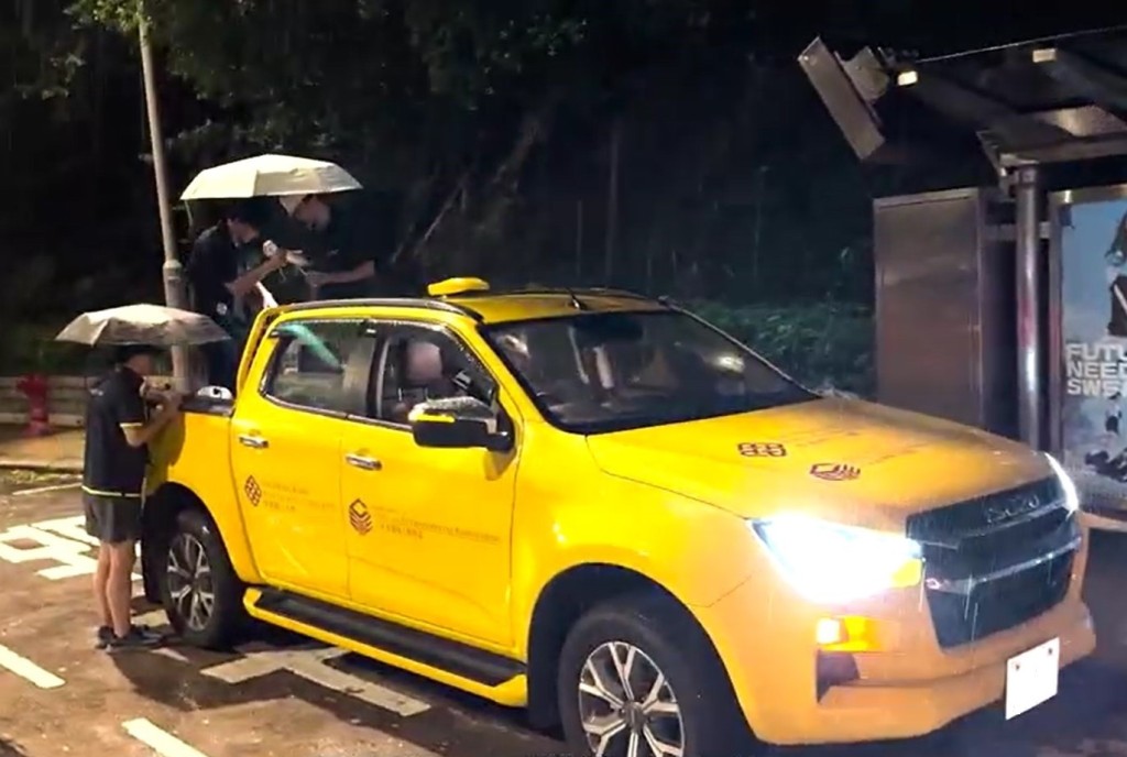 「理大流动测风队」于「桦加沙」袭港期间，冒着风雨于全港多个地区实时监测风向及风速等数据。理大提供