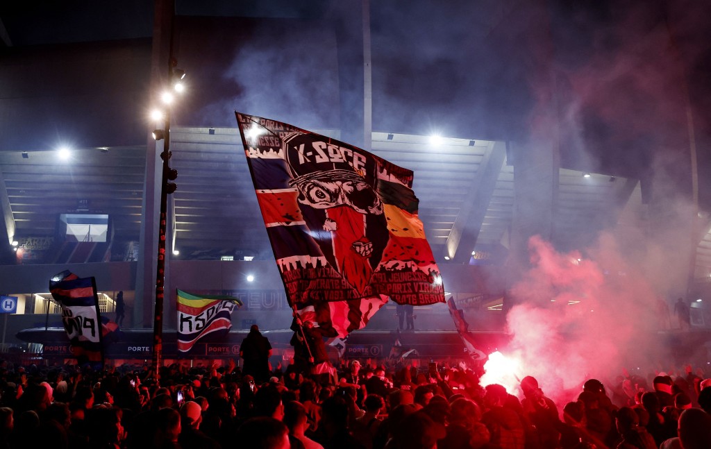 PSG球迷放烟花庆祝球会夺得联赛冠军。不少粉丝在季中对美斯一度发出不满声音。