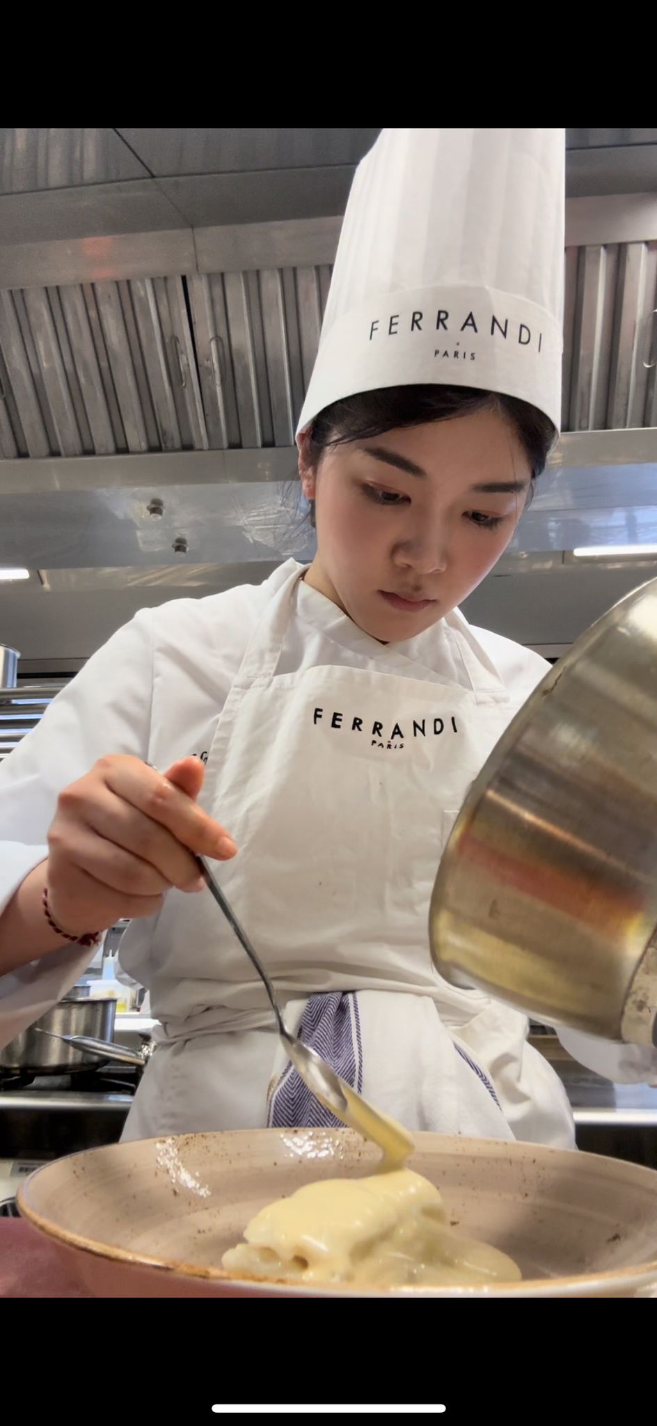 在巴黎她也保持探店的習慣，並抓住機會同餐廳老闆聊天，後來找到一間米芝蓮餐廳的實習，通過免費打工換取學習機會。