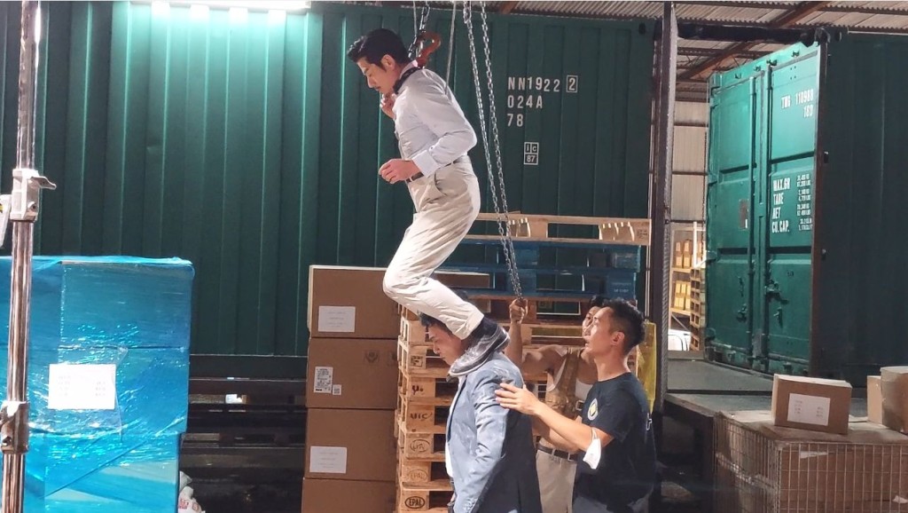 鎮宇叫城城真踩他肩膊,以求逼真效果。 鎮宇叫城城真踩他肩膊,以求逼真效果。