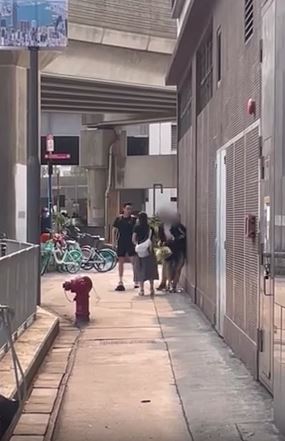 兩男一女截停疑為棄車而逃的男司機。Threads@coieleee