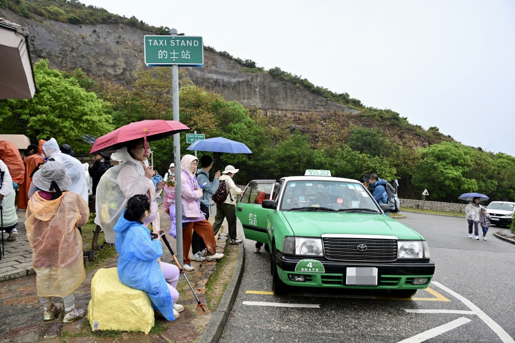 近年成為內地旅客遊覽熱點的西貢萬宜水庫東壩人流「逼爆」。