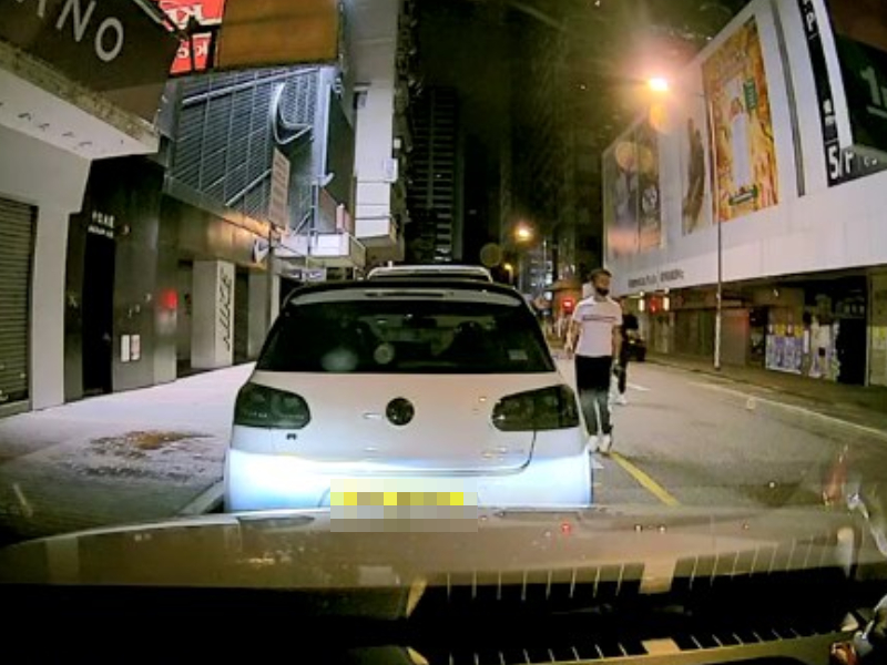 白衣男子首先行近私家車。網上片段