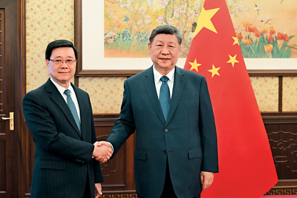 國家主席習近平在中南海，接見上京述職的行政長官李家超。