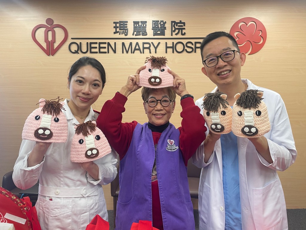 瑪麗醫院義工張玉蓮（中）及醫生蘇文庭(右)，分別透過編織冷帽及創作對聯，祝福馬年寶寶及新年期間仍需住院的寶寶。